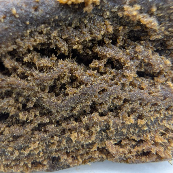 Frozen Medical Grape CBD gros plan hash clair texture grasse aux arômes de raisin et de crème