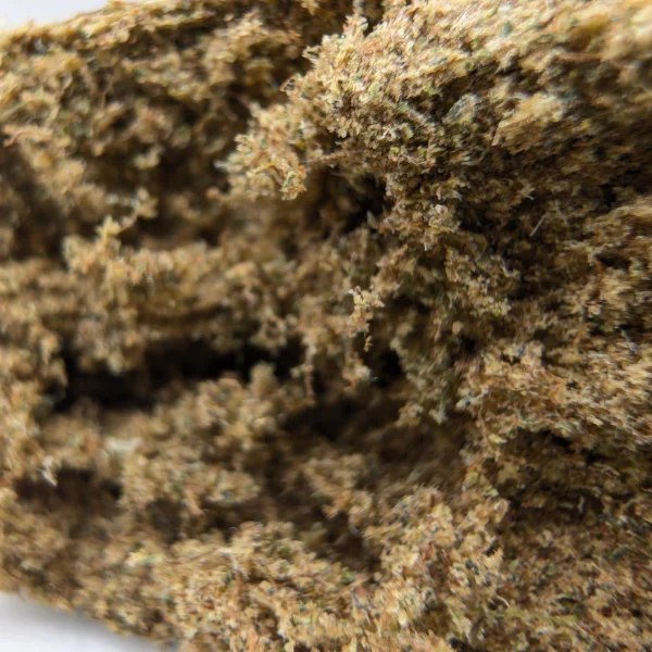 Dry Sift CBD 200µ Yellow Fluffy gros plan hash friable couleur jaune dorée